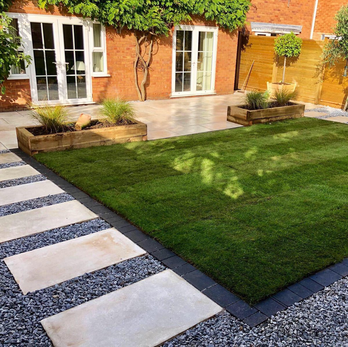 DigbyStone's tweet photo. This #landscaperhour is by the fantastic @StyleEarth and we love it 😍Featuring our Talco from the Montpellier range the Style Earth team have produced another stunning outcome - swipe to see all the different angles! 🙌🏼 #feelgoodfriday #porcelain #landscaperdesign #gardendesign https://t.co/QQoleNhssZ