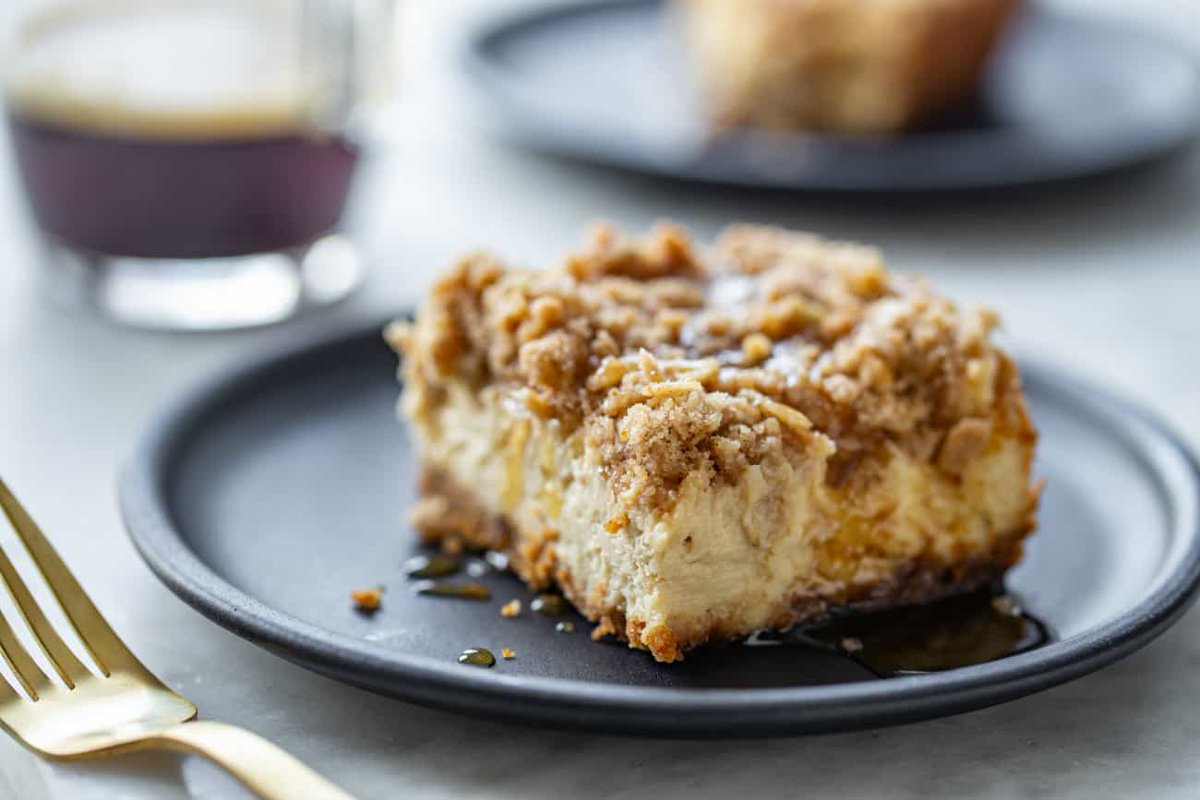 bakingaddiction's tweet image. AD | Maple Streusel Cheesecake Bars top a cinnamon-pecan graham cracker crust with maple cheesecake and a crown of streusel topping. mybakingaddiction.com/maple-streusel… Sponsored by @bobsredmill #bakedwithbobs #bobsredmill #betterwithbobs #maple #cheesecake