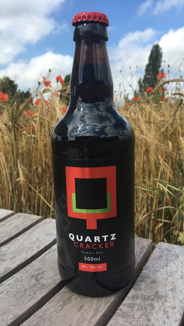 Start this chilly weekend off right with a #pint...
QUARTZ CRACKER. Dark with chocolatey hints. 🍁🍂