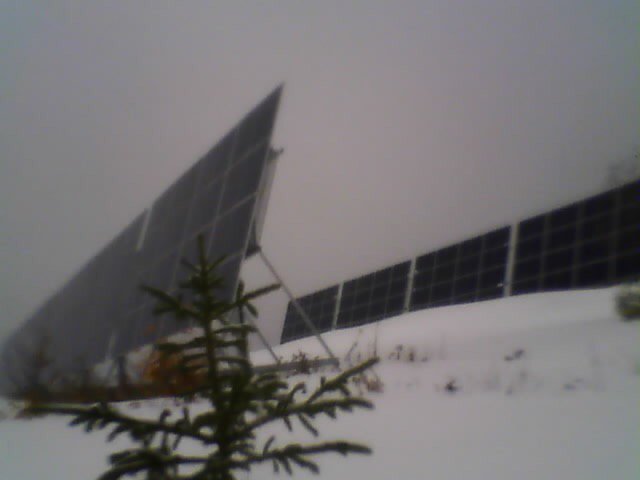 AzgardSolar's tweet image. Snow is already here for our friends in Manitoba, and these photos show us Azgard's winter advantages.  In the 1st we "see" a rooftop system, the 2nd we see our SunRangers.  Notice a difference?

Seasonal tilts are SO important in the Canadian climate.