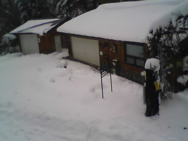 AzgardSolar's tweet image. Snow is already here for our friends in Manitoba, and these photos show us Azgard's winter advantages.  In the 1st we "see" a rooftop system, the 2nd we see our SunRangers.  Notice a difference?

Seasonal tilts are SO important in the Canadian climate.