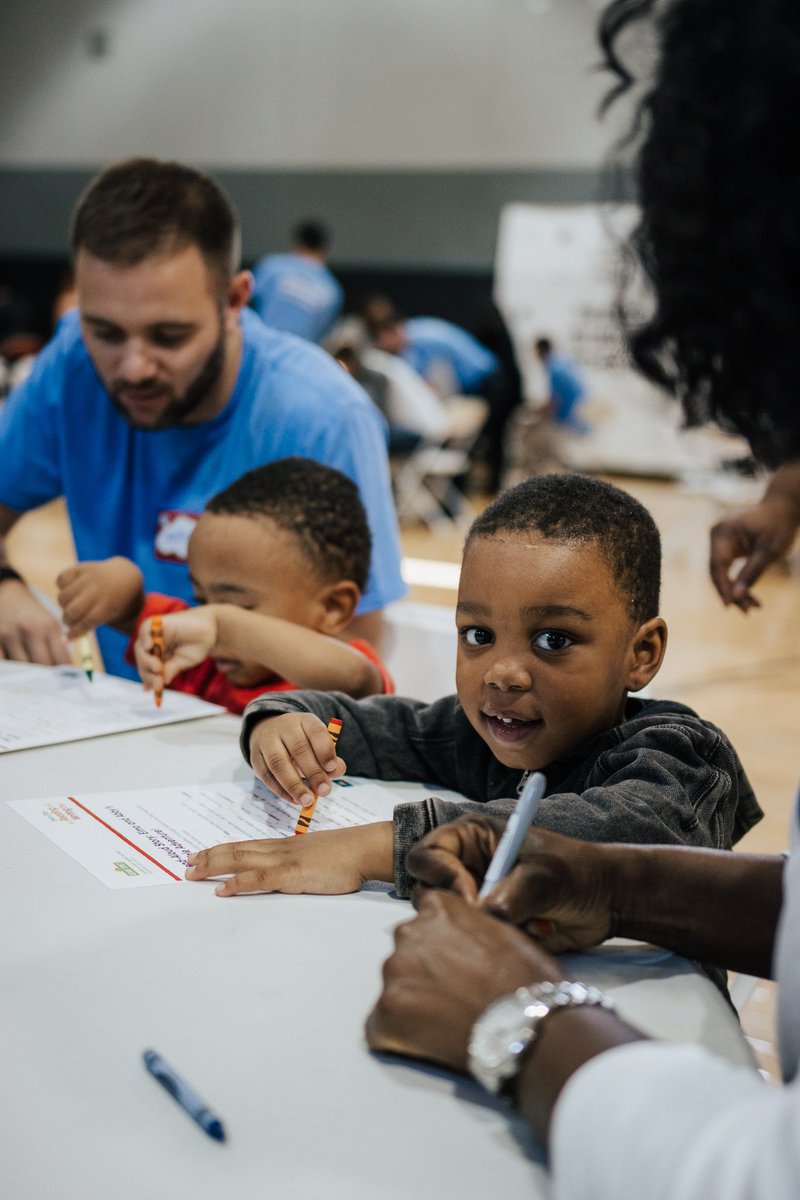 brkthru's tweet photo. We enjoyed a fun morning with @doubleicf volunteers, the Breakthrough Beginners, and @MSVChicago students yesterday. During the literacy fair, students read, made crafts, and watched a performance. Thanks to @OpenBooks, students also took books home! #IICFWeekofGiving https://t.co/06yN6RShev