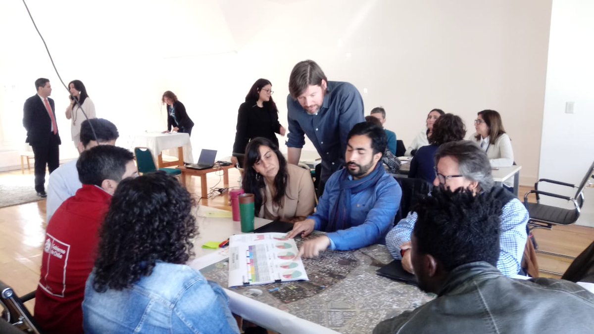 Minvulosrios's tweet photo. Hoy en la Casa Central de #Uach, funcionarios de @Minvulosrios dan vida a la cuarta Participación Ciudadana del Plan Piloto Regeneración Barrio Histórico Área Central. Construimos así una ciudad integrada, sustentable y participativa. #BuenViernes #Valdiviacl #ChileEnMarcha https://t.co/5r7M9eJ8DO