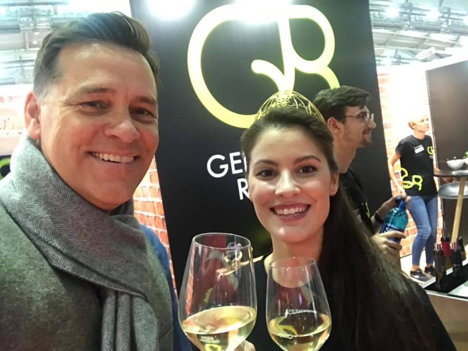gen_riesling's tweet photo. Hoppla, neben @grosserbizeps und @knuddelzde guckte heute auch @HolgerWienpahl #SWR an unserem #fbm19 Stand vorbei 👍 Die #DeutscheWeinkönigin #AngelinaVogt unterstütze uns natürlich auch😍 #Buchmesse #GenerationRiesling #lesen und #Wein #Genuss https://t.co/eyQOK30oJ7 https://t.co/pCSLmHy54r