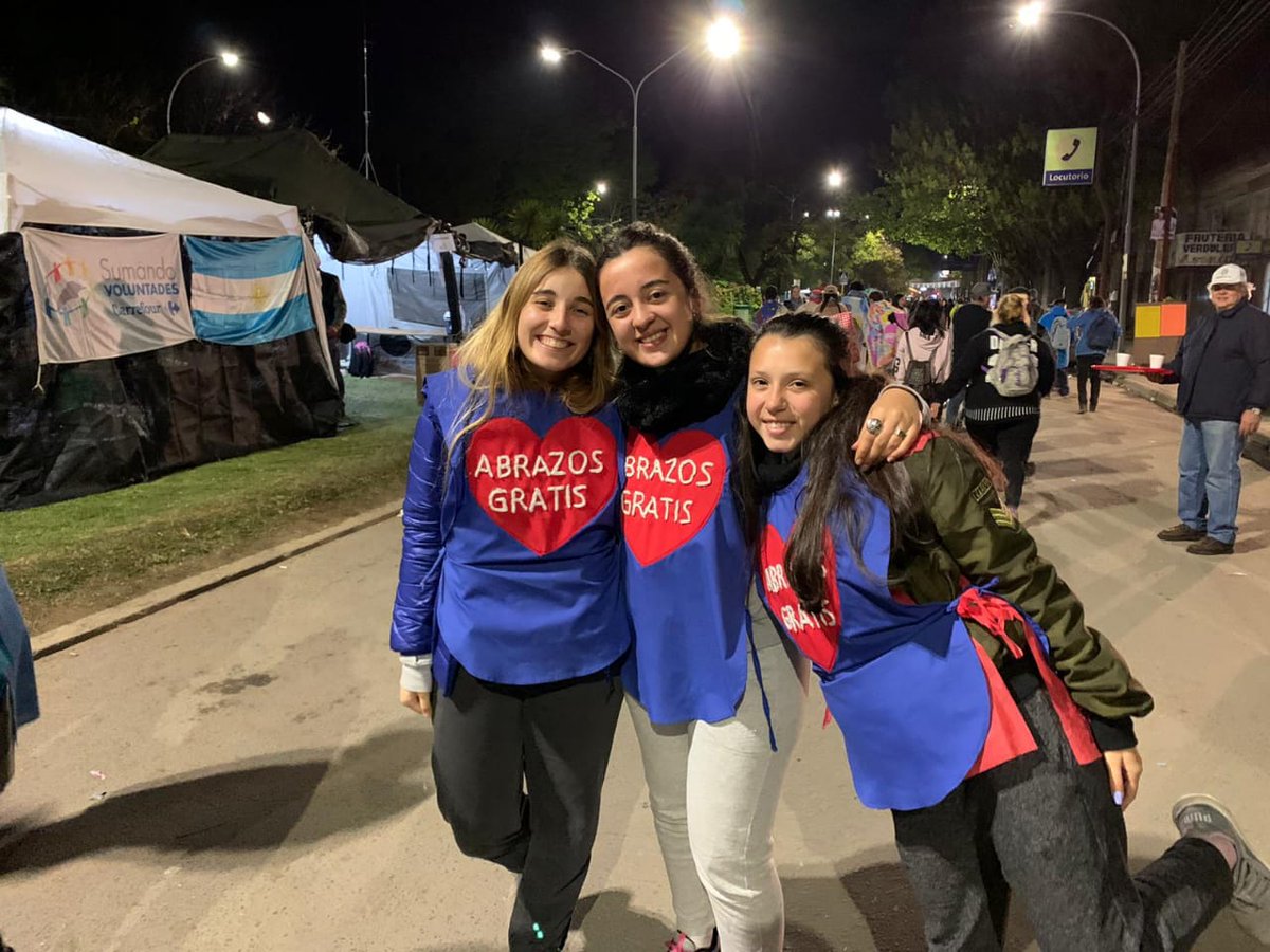 Impusocial's tweet photo. Les compartimos algunas fotos de lo que fue el voluntariado en la Peregrinación a Luján, animando y ayudando a los peregrinos ♥️🙌 Una experiencia increíble 😎 #lapereluján #operativoluján  #Solidaridad #compromiso #empatía #impulsosocial https://t.co/lkcd5nyOV4