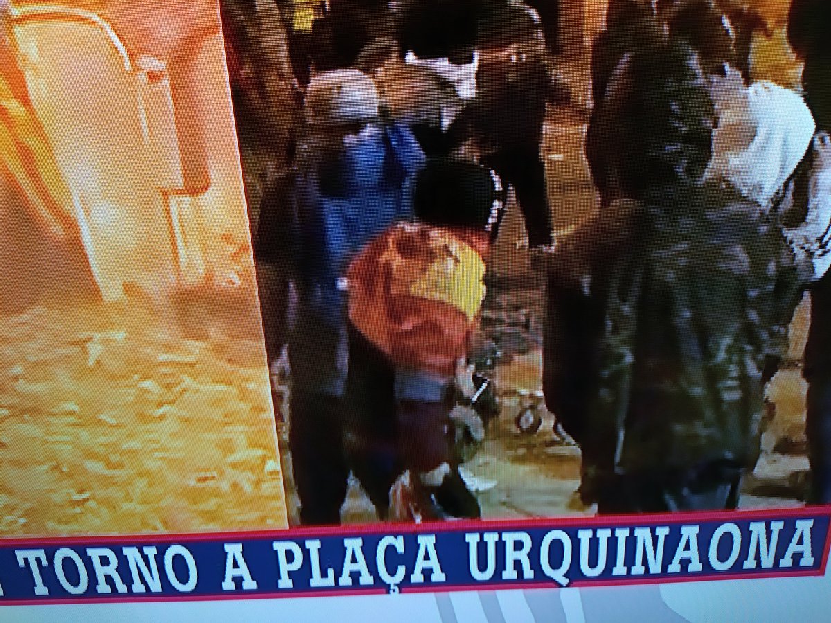 PabloGabande's tweet image. WTF?? Imagenes de los disturbios de ahora mismo en #DisturbiosCatARV Y esta bandera de España?? 🤷‍♂