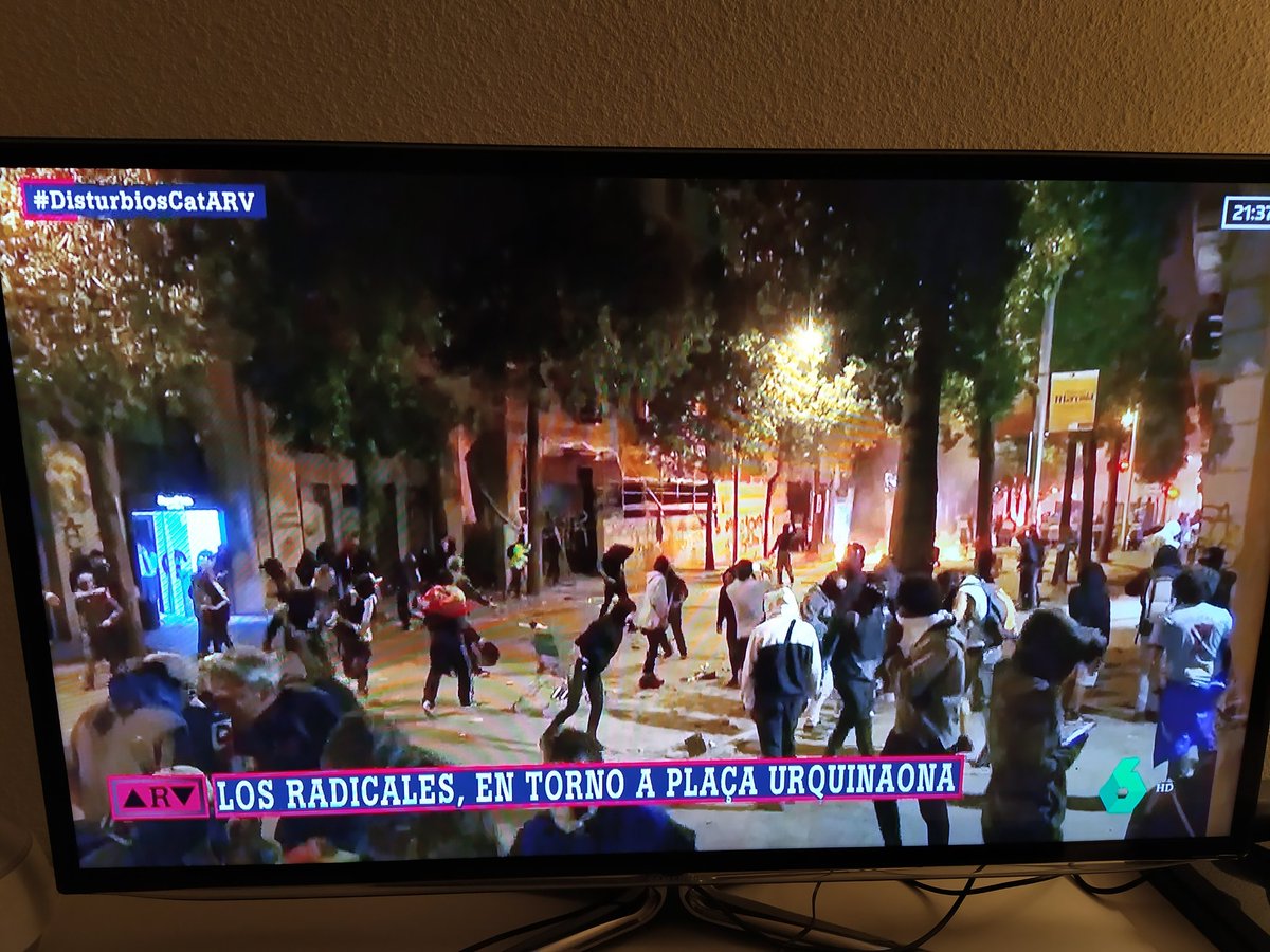 PabloGabande's tweet image. WTF?? Imagenes de los disturbios de ahora mismo en #DisturbiosCatARV Y esta bandera de España?? 🤷‍♂