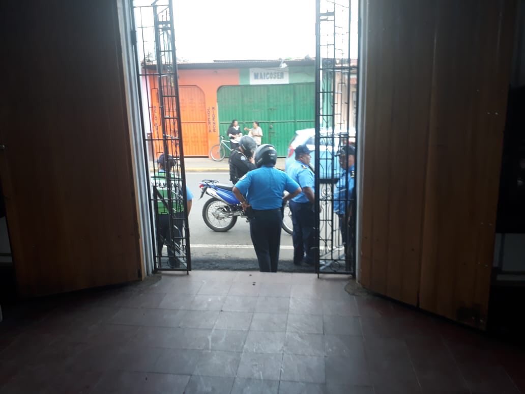 <a href="/NicaraguaInf/">Nicaragua Informa</a> | En la Iglesia de San Miguel en Masaya. La policía Orteguista no deja pasar a donar víveres para los secuestrados políticos. Es más están regresando a las personas o se lo roban ellos mismos. #NicaraguaInforma