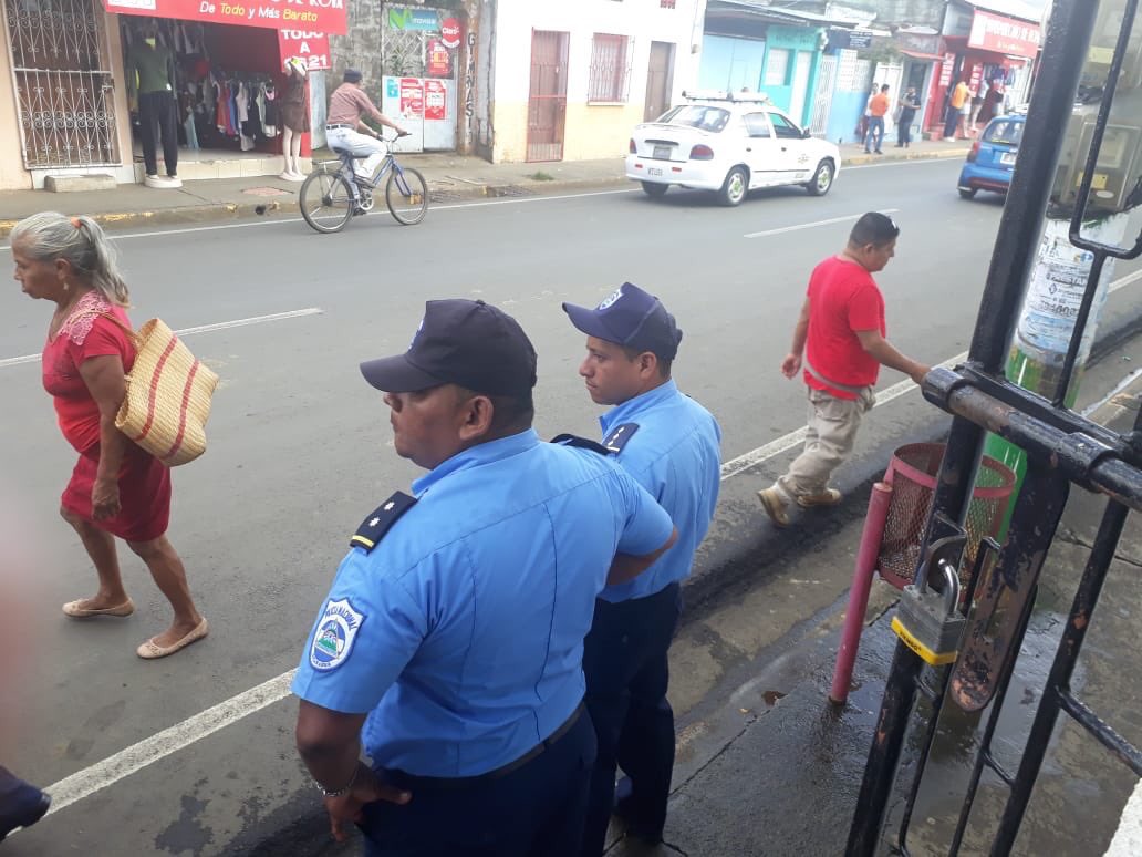 NicaraguaInf's tweet photo. @NicaraguaInf | En la Iglesia de San Miguel en Masaya. La policía Orteguista no deja pasar a donar víveres para los secuestrados políticos. Es más están regresando a las personas o se lo roban ellos mismos. #NicaraguaInforma https://t.co/X86U0mhvIm