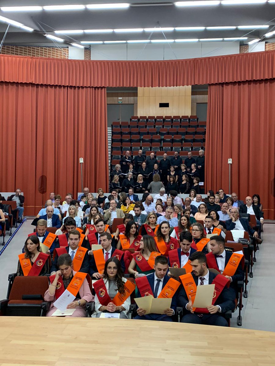 FacDerechoAB's tweet photo. Un día muy feliz para @FacDerechoAB y @ftaadcee_ab 😊😊😊. Esta tarde hemos celebrado la graduación de la primera promoción del doble grado Derecho-Economia en @uclm_es . Estamos encantados y os deseamos un futuro lleno de éxitos 🍾🍾👇🏼 https://t.co/iS3qf5hwEp