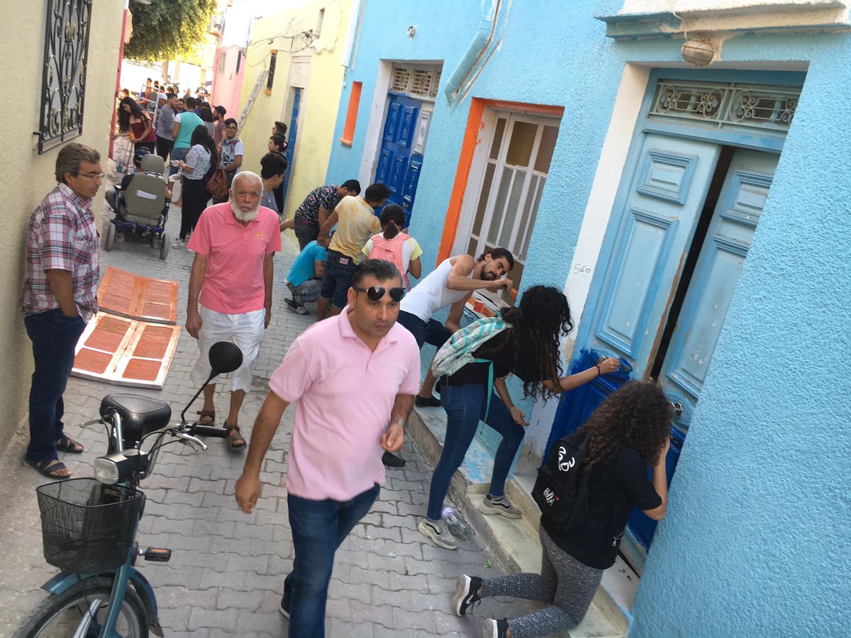 Fedhi07's tweet photo. Petits et Grands de ma ville en Tunisie qui se mettent à l’œuvre pour rendre la ville plus propre et plus colorée 💙💛
#TUN #Tunisie #KsarHellal https://t.co/6KzFZiO4Rd