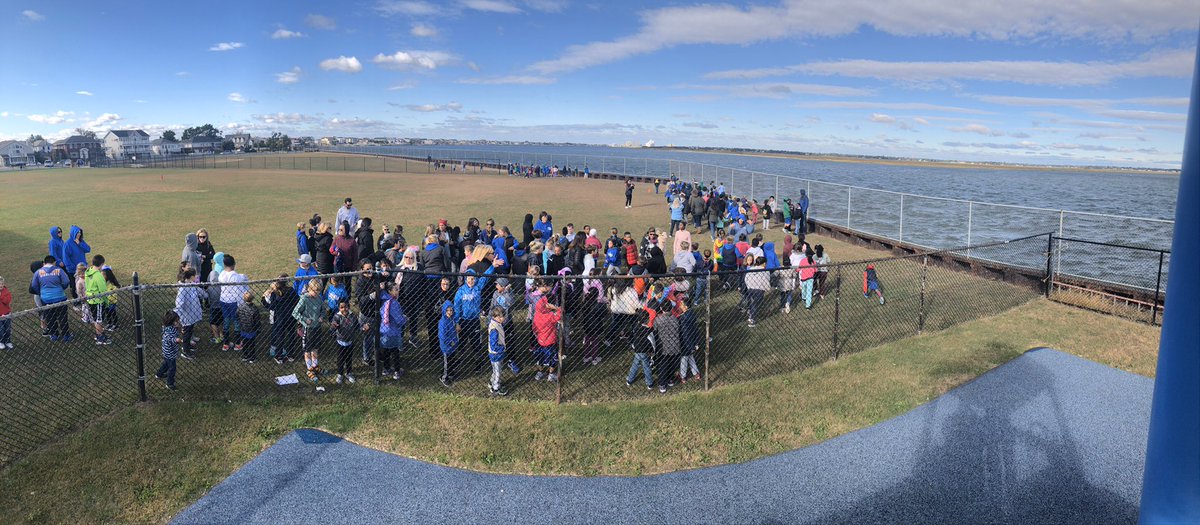 lbsocialworker's tweet photo. Lindell Students had a beautiful day at our “Walk It Forward” event to kick off Red Ribbon Week next week! They completed a mile walk in their mission to make healthy choices #Lindellschool #proudtobeLB #walkitforward #healthychoices @principal711 @RomanelliPaul @Jennifer_LynnP https://t.co/r4XGIb2L87