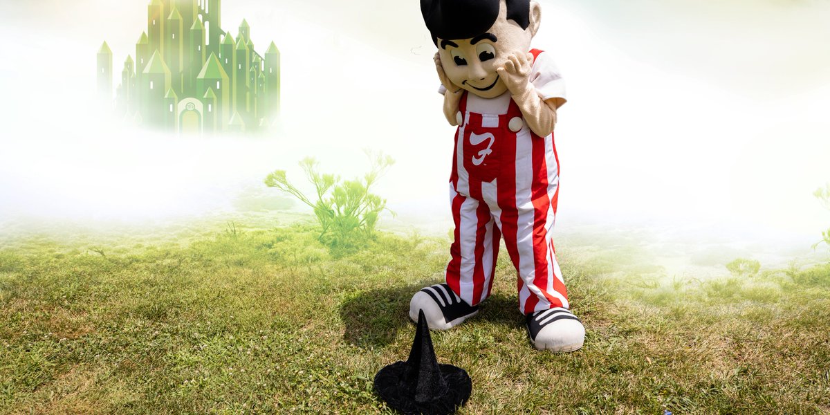 FrischsBigBoy's tweet photo. I’m off to see the Wizard! What should I ask for? @CincyBallet
#CincinnatiBallet #WizardofOz https://t.co/W4v9n9pFtR