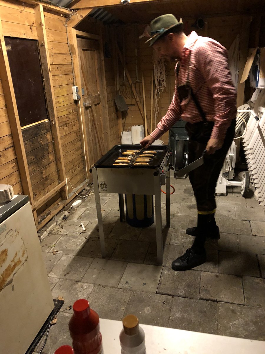 BSchollema's tweet photo. “Wie binn’n Steem. En wel binn’n joe?”

Oftewel de @vvstedum.

Precies vandaag 85 jaar oud en dus een feestje. 
Kleine attentie gebracht en grote waardering. Verenigingen en clubs als deze zijn peilers van onze lokale gemeenschappen. 
Op naar de volgende 85! https://t.co/tkRNk8lIDY