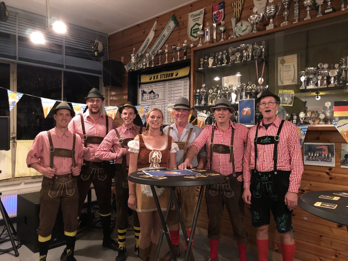 BSchollema's tweet photo. “Wie binn’n Steem. En wel binn’n joe?”

Oftewel de @vvstedum.

Precies vandaag 85 jaar oud en dus een feestje. 
Kleine attentie gebracht en grote waardering. Verenigingen en clubs als deze zijn peilers van onze lokale gemeenschappen. 
Op naar de volgende 85! https://t.co/tkRNk8lIDY