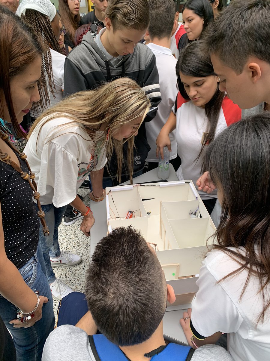 enlaceclaudia's tweet photo. Hoy los estudiantes de la media técnica del #CEFIT presentaron sus proyectos formativos.Con el tema “Internet de las cosas” llenaron el Centro del Diseño y Manufactura del Cuero con innovadores proyectos. @SENA_Antioquia @teorendono @EstradaCarlosM @cefit_envigado https://t.co/miPAHEv1SW