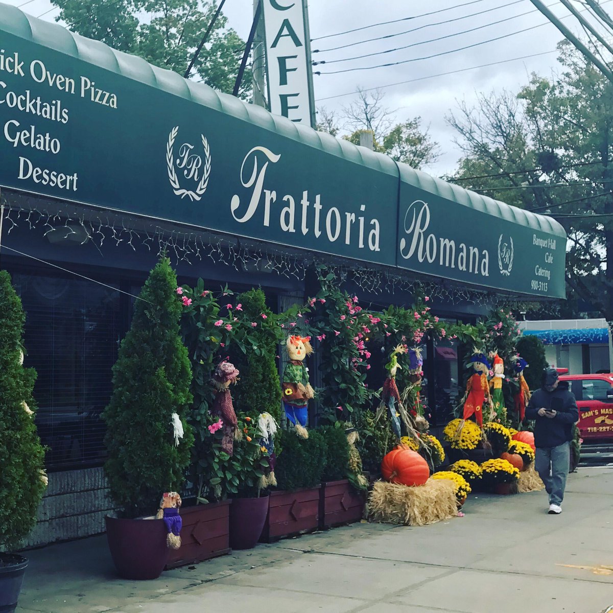 Which #StatenIsland #restaurant has the nicest #fall &amp; #Halloween #decorations? Send me your pics to silvestri<a href="/siadvance/">SIAdvance</a>.com &amp; we'll highlight your fave place @siadvance next week.