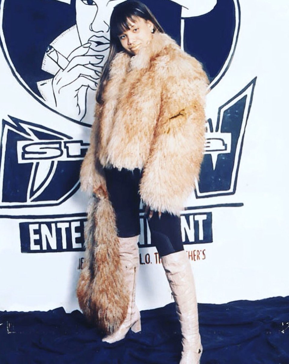 Somewhere in mid 97’ there friendship started to crumble. Why? No one knows the exact reasons. Kim’s road manager/homegirl Shaka Don claims Foxy was trashing Kim’s name out in the streets then turning around & smiling in her face. This is Shaka: