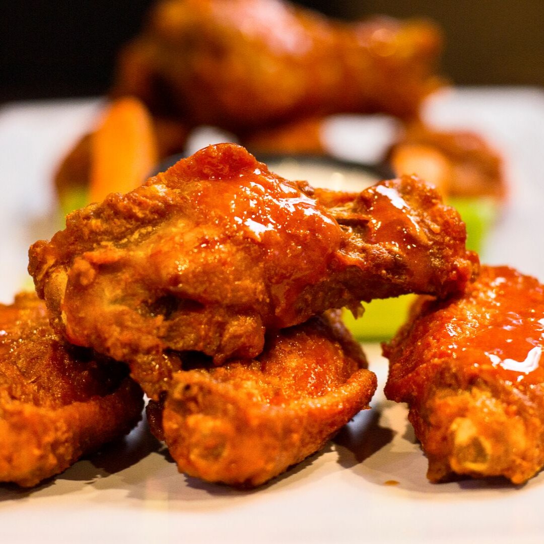 sync_exton's tweet image. Keep your friends close and your snacks closer! Tag a friend you would share these wings with. 🍗♥😍
