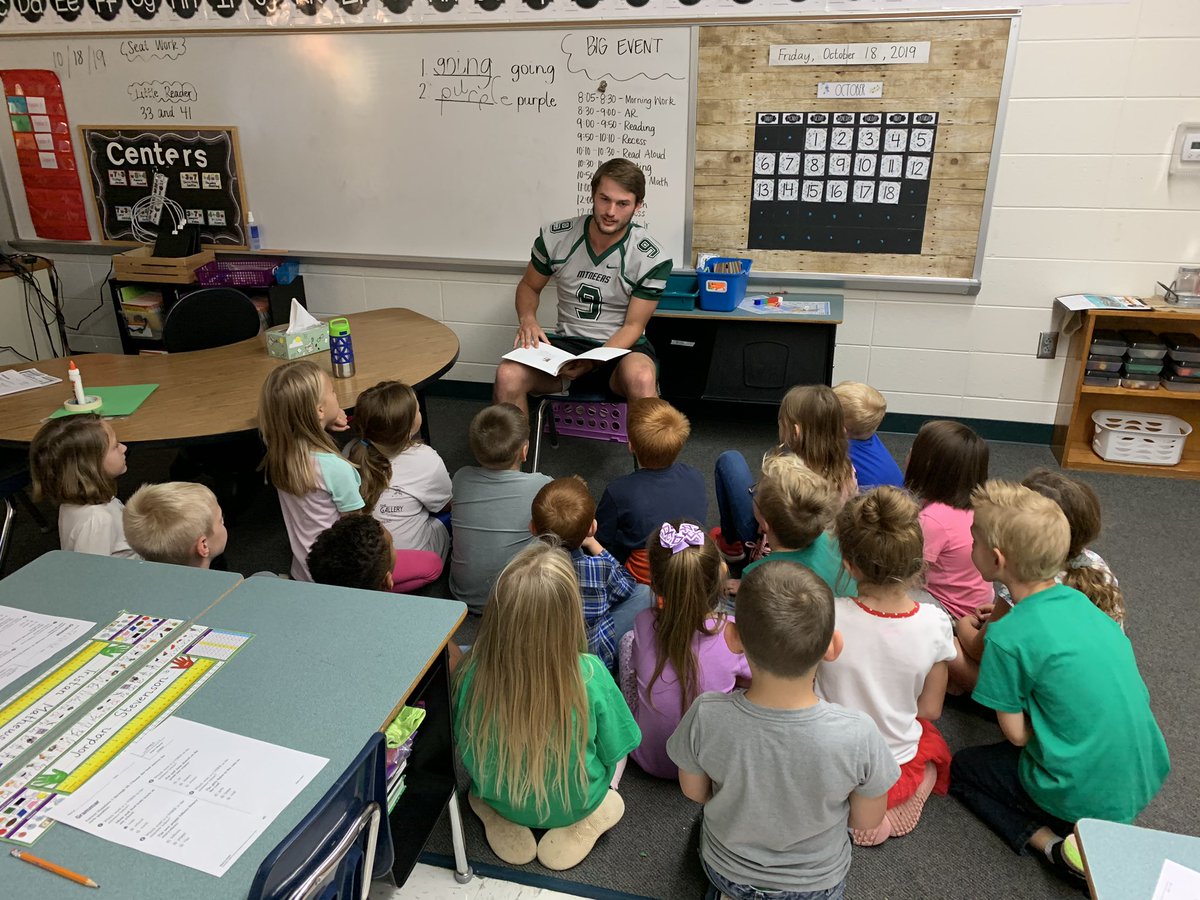 simply2nd_mves's tweet photo. We loved having a guest reader today! #bleedgreen #readingisanadventure @MVElementary @MVR5Schools @MVHS_AD https://t.co/7qjTJErwQ6