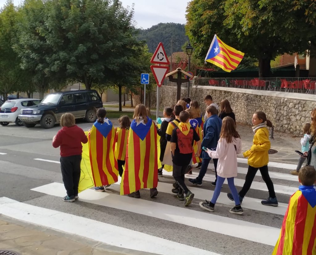 piteua82's tweet photo. Ells ho tenen clar! Ho van dir i ho han fet! Han fet #VagaGeneral18O per iniciativa pròpia, han fet pancartes per iniciativa pròpia, han tallat carretera x iniciativa pròpia...! Alguna cosa estem fent bé! Orgullosa de la canalla de #piteus! Endavant!💪🏻 https://t.co/SQcw3aBhJV