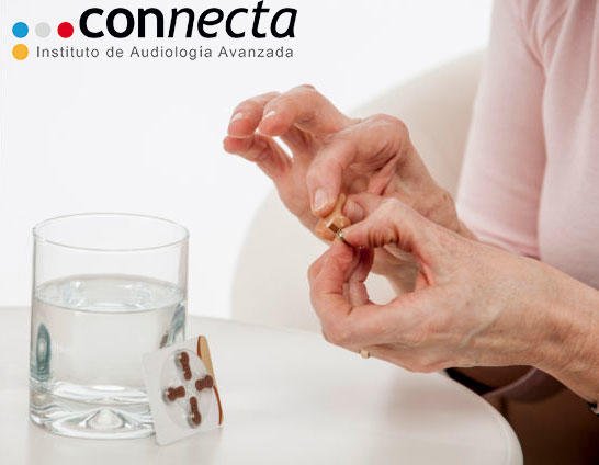 audioconnecta's tweet photo. Las pilas para audífonos son la energía que necesitas para escucharlo todo. Cambiar la pila de un audífono es una tarea muy sencilla que te enseñan nuestros profesionales expertos en audición en cualquiera de nuestros centros Connecta. https://t.co/ZagSBkjHDw