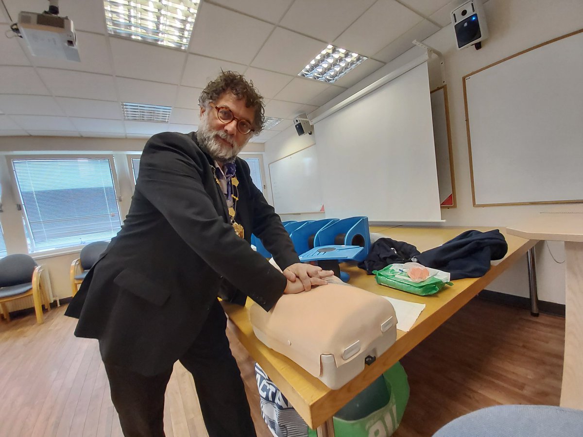OxfordLordMayor's tweet photo. Demonstrating how to do resuscitation (on a dummy). Apparently, you must interlock your fingers.  Luckily, no dummies were harmed during this exercise. https://t.co/YISrmikSFW https://t.co/jH4IELcWw9