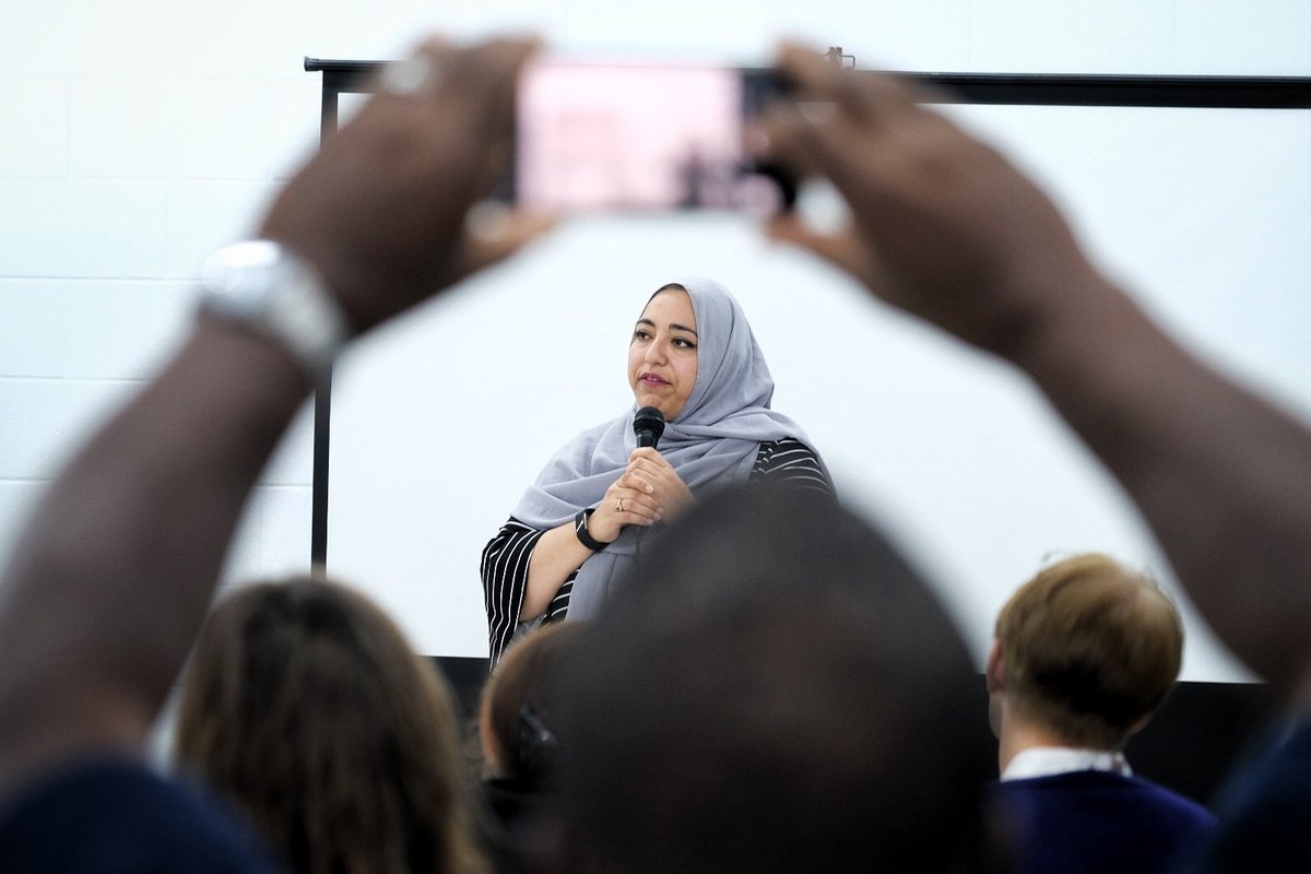 IRLeaders's tweet photo. 2019 IRL Minnesota Leadership Meeting community tour led by Muslim Coalition of @ISAIAHMN, Muslim American Society of MN, and @AlFarooqcenter. #IRLMN19 Maria Nezami, Organizer, @ISAIAHMN. 📸: @yangfoto https://t.co/Y3m4G0mPMM