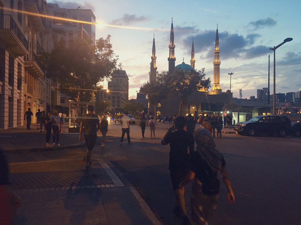 Pelotazo hacia adelante de Hariri, que da 72 horas a su propio gobierno para acordar unas reformas que en tres años no ha logrado tirar adelante. Así, sólo nos queda esperar más protestas en #Líbano. De momento, sin mención a su posible dimisión