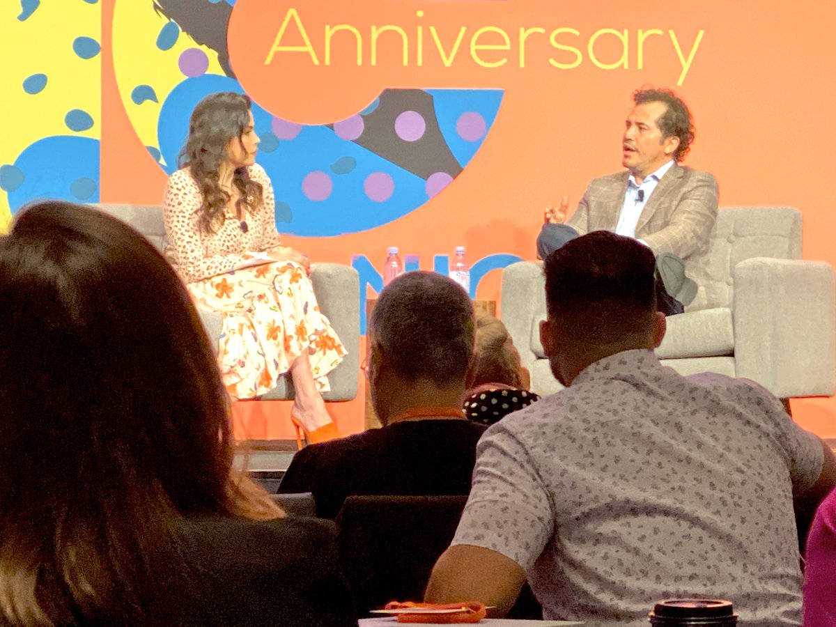 YTAlessandra's tweet photo. @Hispanicize ha comenzado! John Leguizamo habla sobre la importancia de incluir la participación de Latinos en eventos históricos y economía en los libros de Historia. 
#Hispz19 https://t.co/2WKRMyOiwm