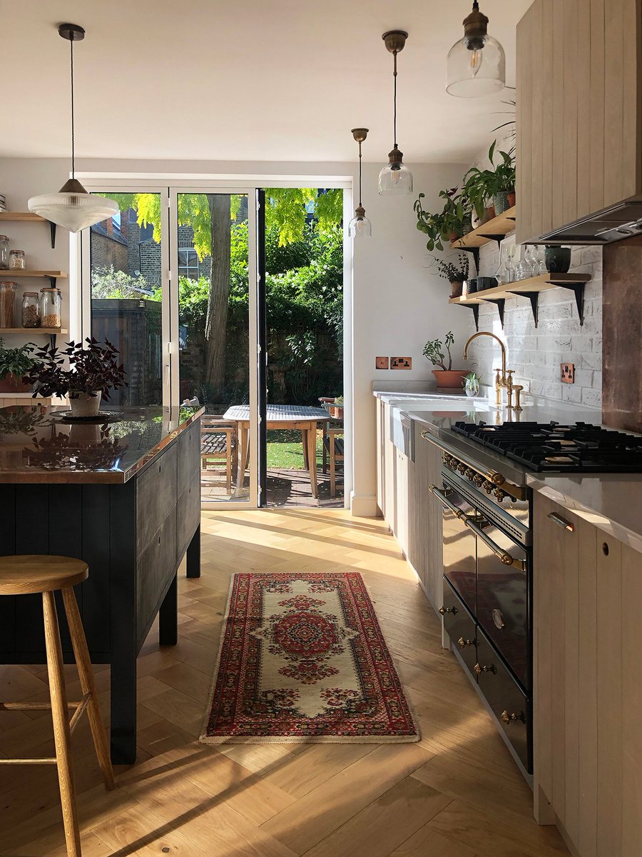 deVOLKitchens's tweet image. #KitchenTour: We recently photographed this lovely kitchen, just a stone's throw from the famous Kew Botanical Gardens. It seemed perfectly fitting that the owners had created their own little urban jungle of potted plants! #SebastianCox #BritishTimber