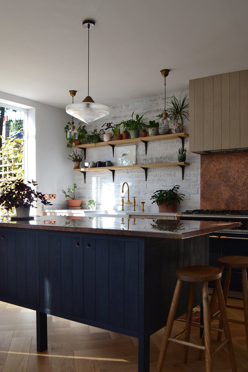 deVOLKitchens's tweet image. #KitchenTour: We recently photographed this lovely kitchen, just a stone's throw from the famous Kew Botanical Gardens. It seemed perfectly fitting that the owners had created their own little urban jungle of potted plants! #SebastianCox #BritishTimber
