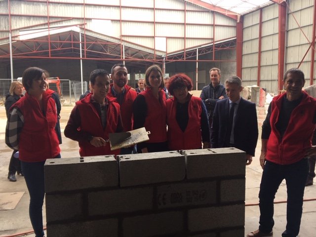 cci_indre's tweet photo. 1ère pierre du futur complexe sport bien-être Les 4 éléments Denormandie @GilAverous @Chateauroux36 Jérôme Gernais @cci_indre Thierry Fruchet @CMAIndre 7000m2 en 2021 à #Châteauroux #FootA5 #Badminton #Squash #Padel #Basket #Fitness #Coiffure #Beauté #Spa #Bar #Restaurant #Indre https://t.co/yxdGCqXyLz