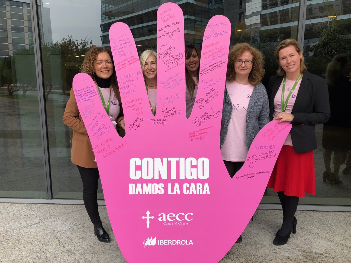 iberdrola's tweet photo. Hoy y SIEMPRE, la #GenteIberdrola alza las manos por más investigación contra el cáncer de mama 🙌🏻 🎀 #ContigoDamoslaCara #DíaContraelCáncerDeMama https://t.co/lZ4MqC6Yit https://t.co/GMxej1Pgt1