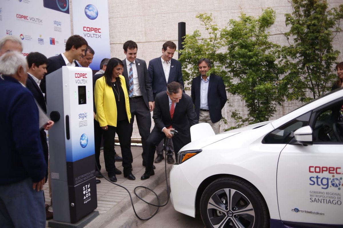 copec_cl's tweet photo. En la inauguración de La Red de Carga Pública, anunciamos que con el próximo punto #CopecVoltex en Temuco, cumpliremos la meta de alcanzar 1000 Kms lineales en nuestra de red de carga eléctrica. ¡Pero iremos más allá! para alcanzar 1400 Kms antes que finalice el 2019 ⚡🔋 🇨🇱 https://t.co/CGxDhmIJO5