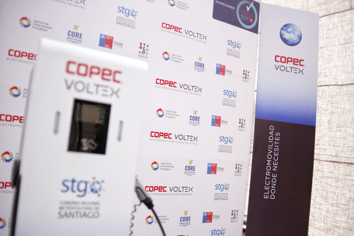 copec_cl's tweet photo. En la inauguración de La Red de Carga Pública, anunciamos que con el próximo punto #CopecVoltex en Temuco, cumpliremos la meta de alcanzar 1000 Kms lineales en nuestra de red de carga eléctrica. ¡Pero iremos más allá! para alcanzar 1400 Kms antes que finalice el 2019 ⚡🔋 🇨🇱 https://t.co/CGxDhmIJO5