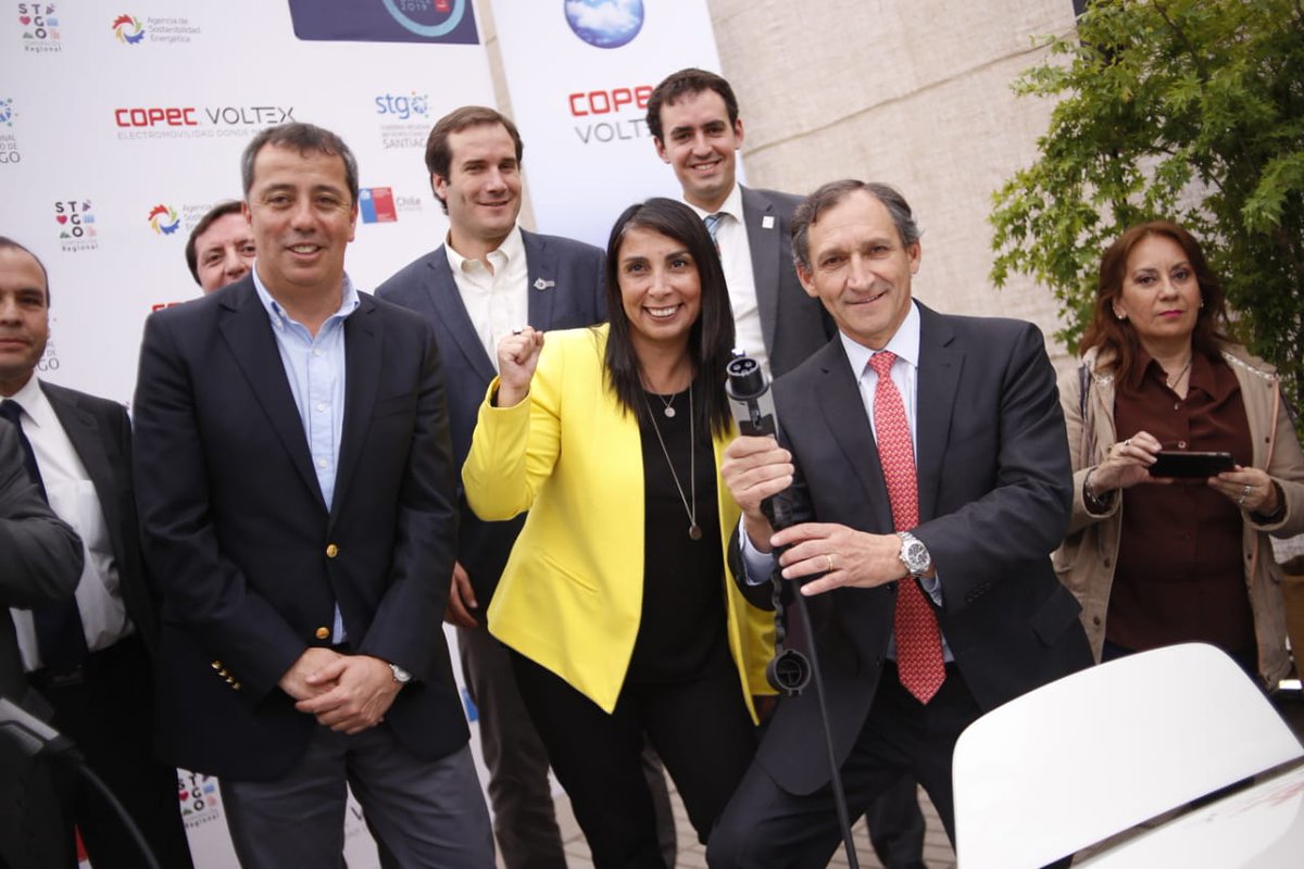 copec_cl's tweet photo. En la inauguración de La Red de Carga Pública, anunciamos que con el próximo punto #CopecVoltex en Temuco, cumpliremos la meta de alcanzar 1000 Kms lineales en nuestra de red de carga eléctrica. ¡Pero iremos más allá! para alcanzar 1400 Kms antes que finalice el 2019 ⚡🔋 🇨🇱 https://t.co/CGxDhmIJO5
