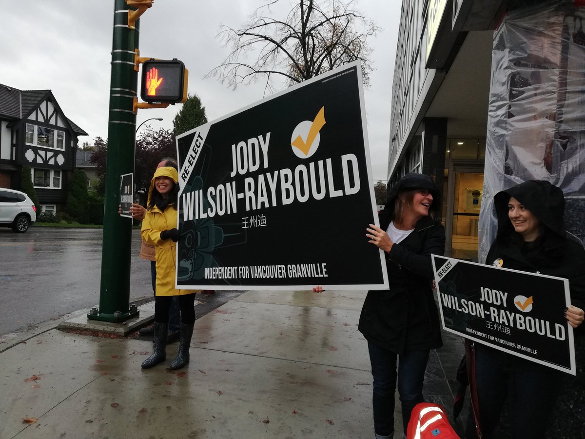 Drfraud19's tweet photo. What a great #signwaving with #TeamJWR! Let's do this! #ReelectJody #VanGran #Integrity #elxn43 #CanadaVotes https://t.co/JQrAPaxdEg