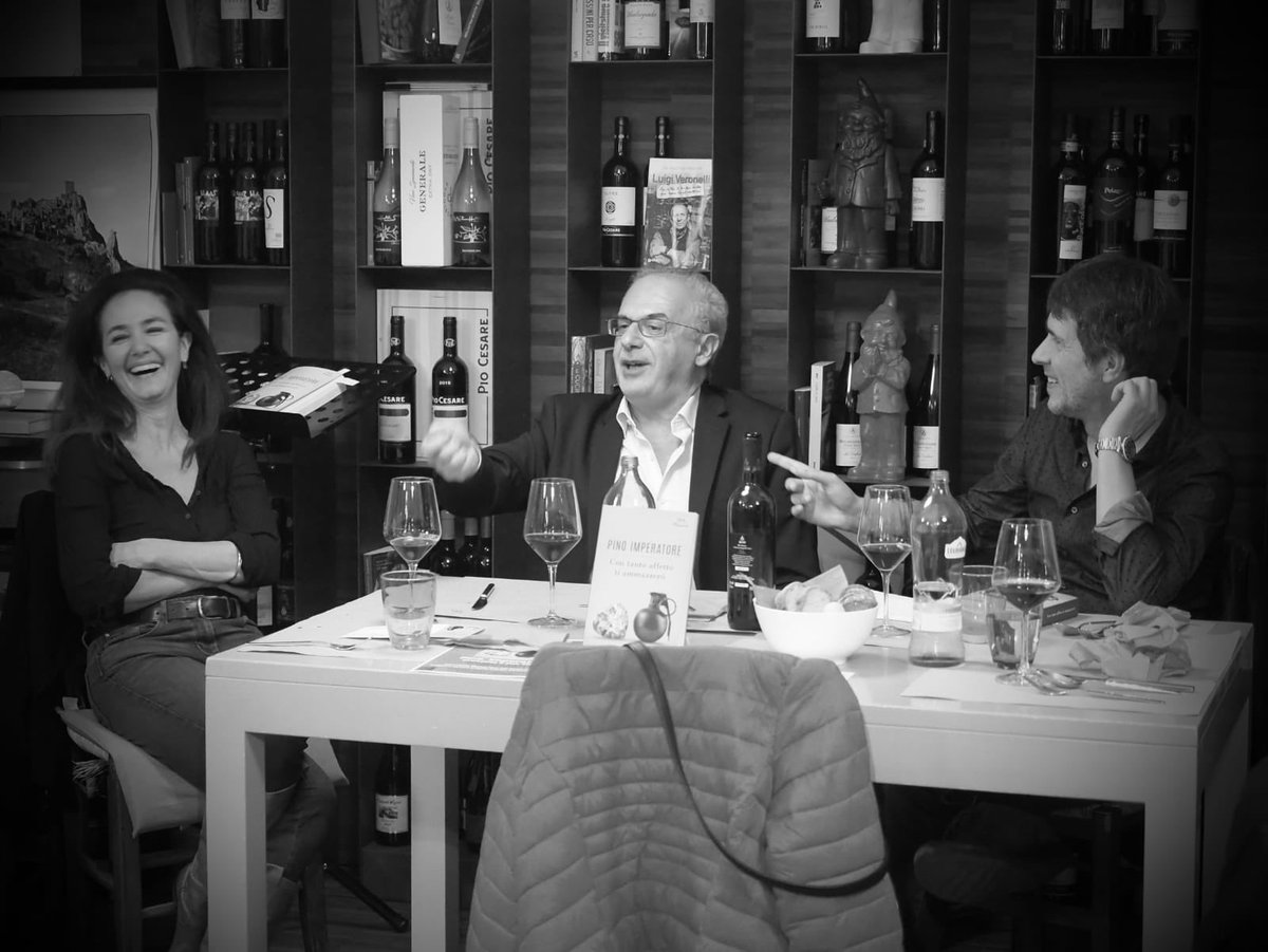 #pinoimperatore ci regala una straordinaria serata all’insegna dell’allegria dimostrando quanto sia idilliaco il connubio cibo - giallo - ristorante #giallozucca #mantova #corpifreddi #follipergialli @DeA_Planeta @RiccBarbagallo <a href="/StefanoIzzo1/">Stefano Izzo</a>