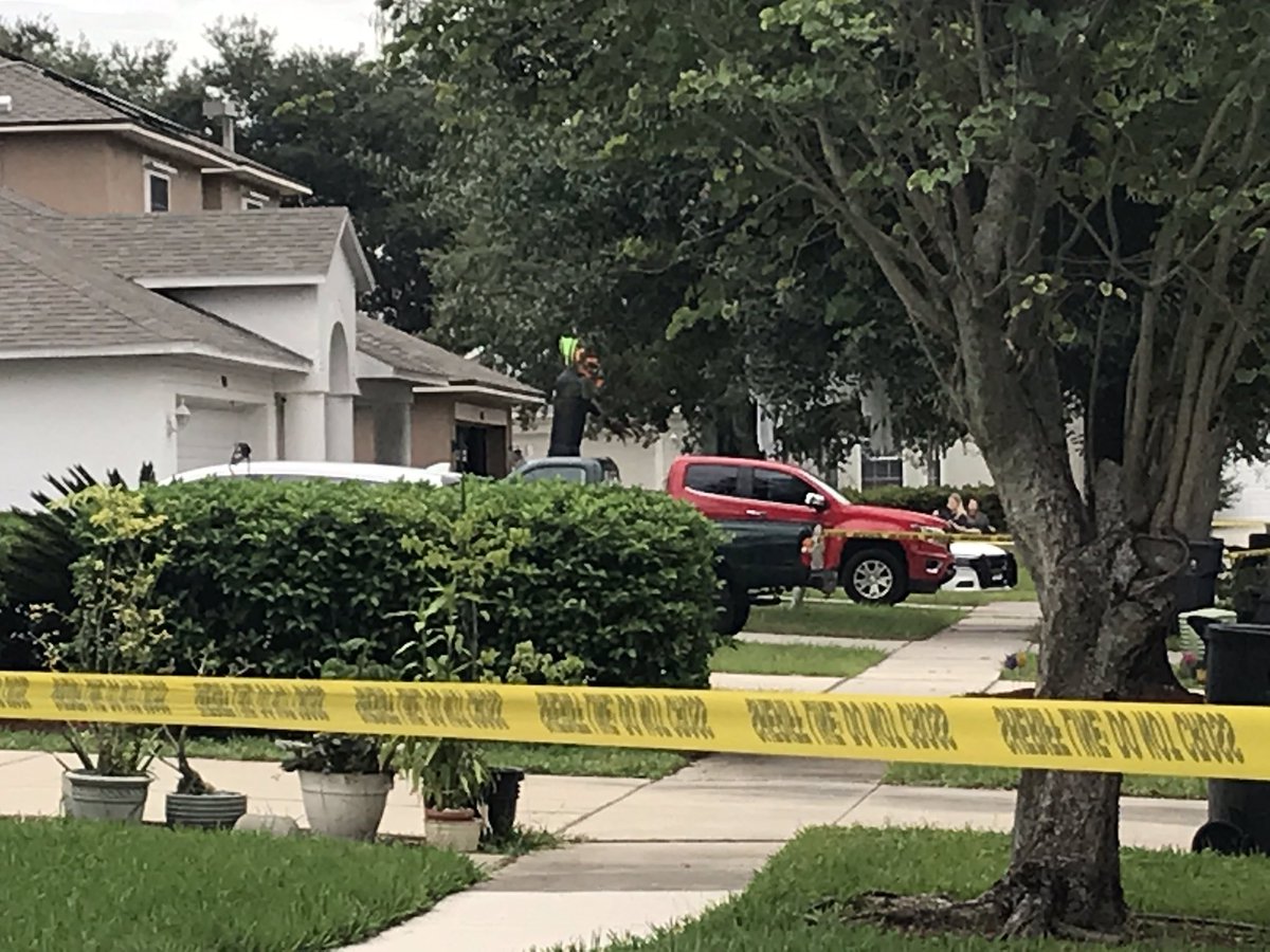kkuizon's tweet photo. This is the front view of the scene on Whitebarn Way in Riverview @FOX13News #Rivewview #Hillsborough https://t.co/96ymKqZ8bX