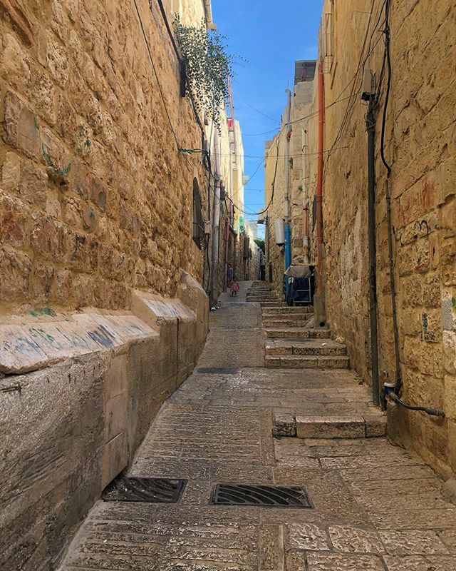Samitamimi's tweet photo. Walking down a memory lane... I’ve spent good and bad times playing, chatting, eating with friends on these steps of of “Bab Hutta” one of the muslin quarter neighbourhoods, located on the north & east walls of the city walls of old jerusalem. #samitamim… https://t.co/VOvFI9KYJZ https://t.co/FZMn6uyxBQ