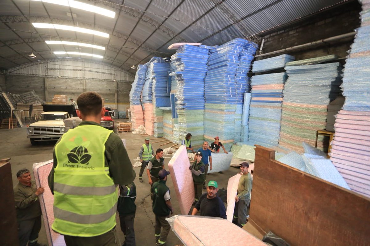 MunicipioEE's tweet photo. #Ahora equipos municipales se encuentran preparando la distribución de colchones y frazadas para hogares afectados por el temporal de los barrios El Gaucho, Gauchito Gil y Transradio #9deAbril https://t.co/nTbyO08yF5