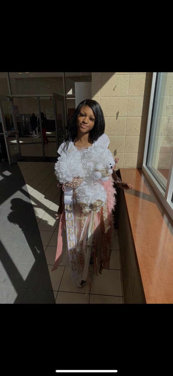 thereallcee_'s tweet image. Everything’s bigger in Texas 😛 #HOCO2k19