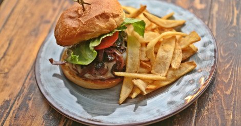 SalutKitchenBar's tweet photo. Lunch goals... $9.99 Lunch! Monday - Friday 11am -3pm. All Burgers, Grilled Chicken Pita, Bacon Grill ... https://t.co/zwk0aVDdki