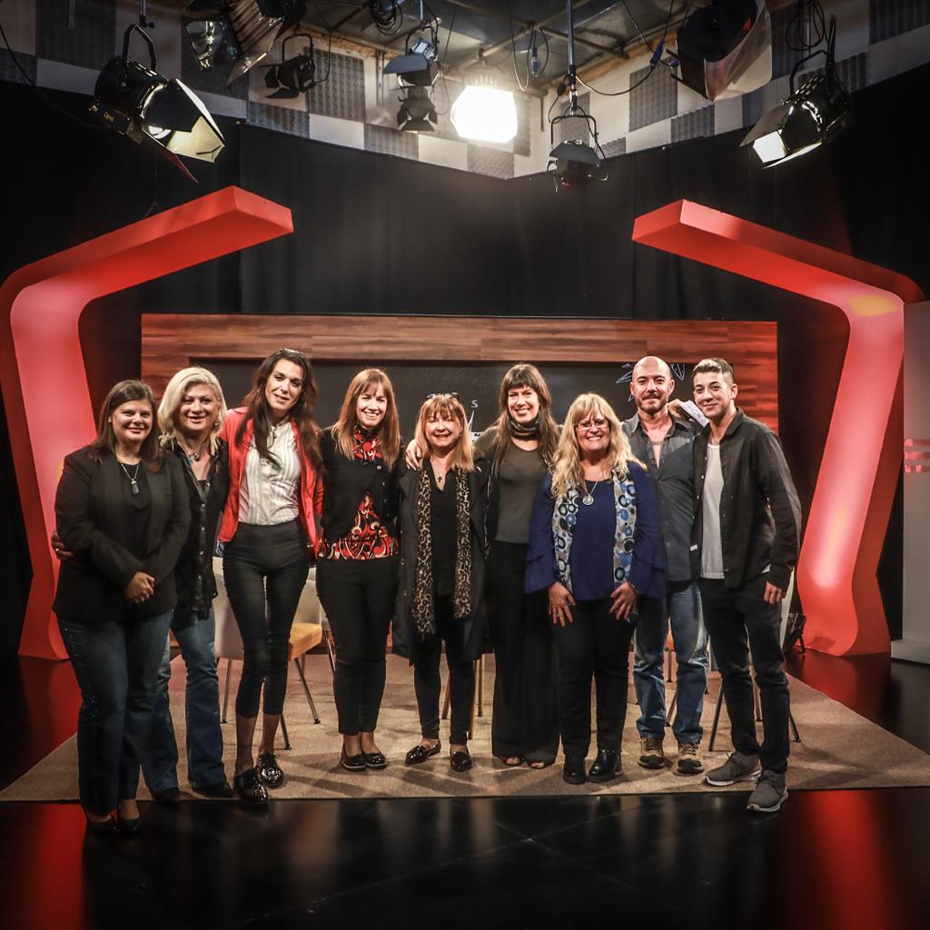 VickyMendizabal's tweet photo. Con @ximecabral hoy tuvimos la enorme alegría d grabar el programa de presentación de "La salita de los jueves" y contamos con presencias q nos llenaron de esperanza y fuerzas para seguir contando otras historias sobre salud. #saludtrans @Cubica_lab #TerritoriosdeSalud @tvcanalu https://t.co/dt2Vky37Vw