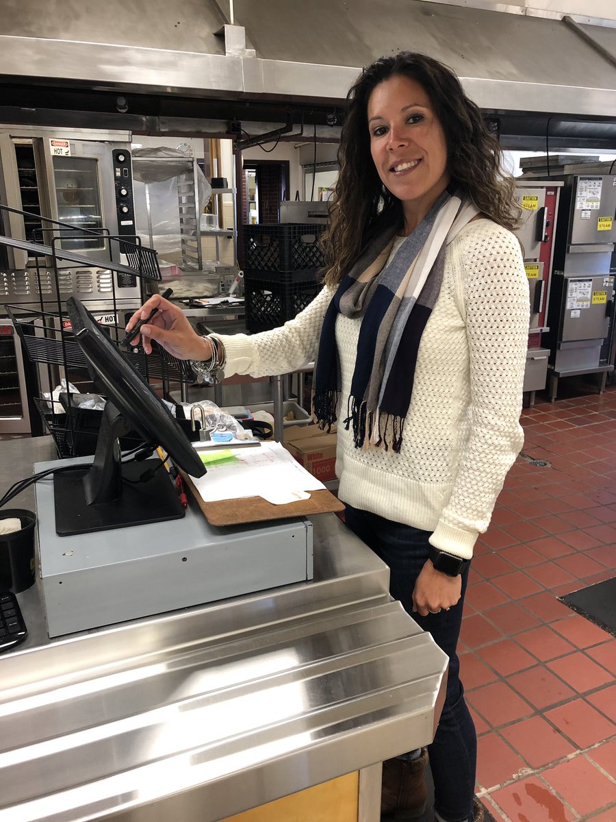 CLMSLibrarybird's tweet image. Thanks to our AP, Mrs. Williamson, for doing whatever it takes to help @CorriherLipeMS run smoothly @apes0088