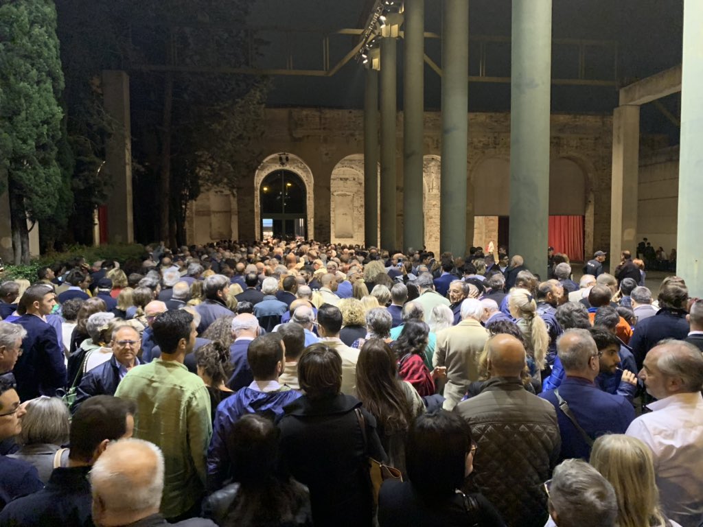 Davanti a questa esplosione di entusiasmo sono commosso e senza parole. Due ore prima dell’inizio la #Leopolda10 scoppia di gente. È bellissimo! Cerchiamo di far entrare tutti #ItaliaViva