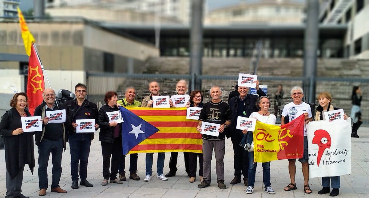 Le <a href="/Colsolcat83/">Collectif 83 de solidarité avec le peuple catalan</a> rassemblé ce soir sur le parvis des droits de l'Homme à Toulon solidaire avec les prisonniers &amp; exilés politiques catalans. Merci à <a href="/partitoccitan/">Partit Occitan</a> <a href="/RetPS/">Régions et Peuples solidaires (R&PS)</a> <a href="/EELV/">Les Écologistes - EELV</a> <a href="/PCF/">PCF</a> &amp; <a href="/LDH_Fr/">LDH France</a> pour leur soutien. L'autodétermination est un droit pas un délit #Llibertatpresospolitics