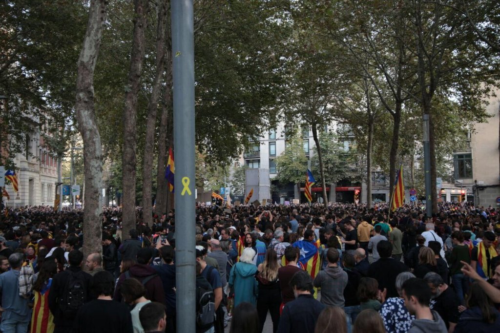 🔴 ARA MATEIX 🔴

📢 Ple a vessar davant de Jutjats d #Girona i ens quedem aquí!

✊ Les detingudes lliures i els carrers de la gent. Fora feixistes!

👉 Ho sabem: juntes ho podem tot! Ara obrim les presons i fem la República. #DesbordemLos