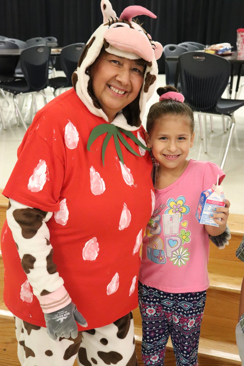 Northside ISD (@nisd) on Twitter photo #NISDLegends- 🐮, 🍓milk, & 🍕! It's the perfect recipe for a fun Friday lunch at <a href="/NISDMartin/">Jim G. Martin ES</a>! In honor of National School Lunch Week, Principal JJ Perez served students in the cafeteria line, with help from another special guest. #NSLW19 #NISDLegends- 🐮, 🍓milk, & 🍕! It's the perfect recipe for a fun Friday lunch at <a href="/NISDMartin/">Jim G. Martin ES</a>! In honor of National School Lunch Week, Principal JJ Perez served students in the cafeteria line, with help from another special guest. #NSLW19